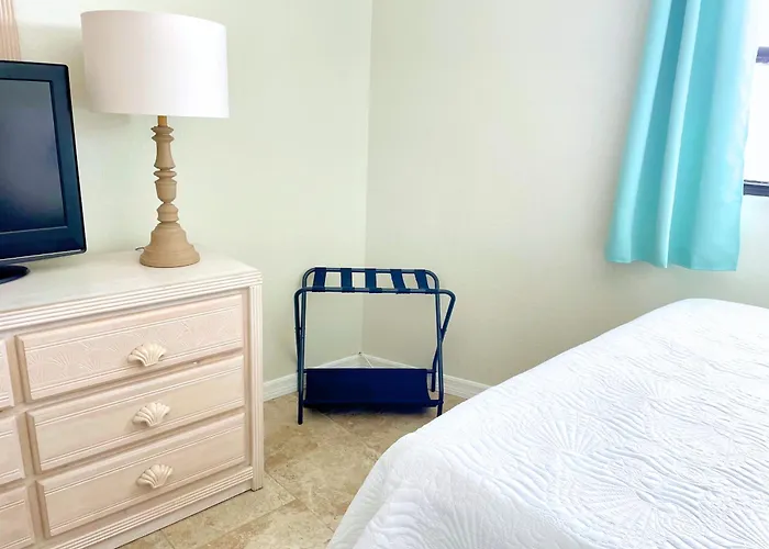 Beachfront Condo, Direct Access To Sugar Beach, Heated Pool And Balcony Views *