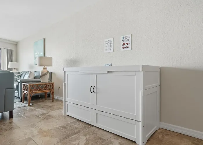 Beachfront Condo, Direct Access To Sugar Beach, Heated Pool And Balcony Views *