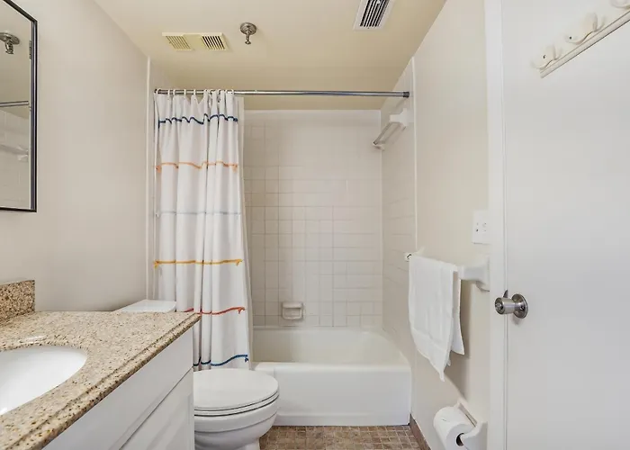 Beachfront Condo, Direct Access To Sugar Beach, Heated Pool And Balcony Views *