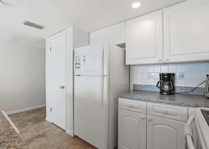 Beachfront Condo, Direct Access To Sugar Beach, Heated Pool And Balcony Views Apartahotel