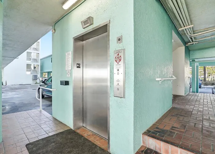 Apartahotel Beachfront Condo, Direct Access To Sugar Beach, Heated Pool And Balcony Views