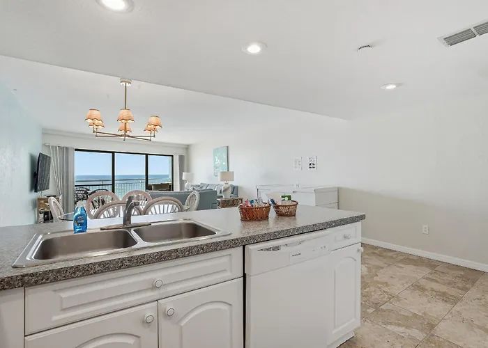 Beachfront Condo, Direct Access To Sugar Beach, Heated Pool And Balcony Views Apartahotel